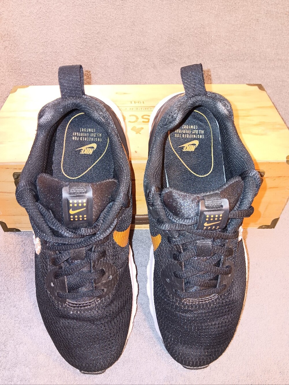 Nike Women's Air Max Motion Sneakers, Size 7 - Picture 4 of 9